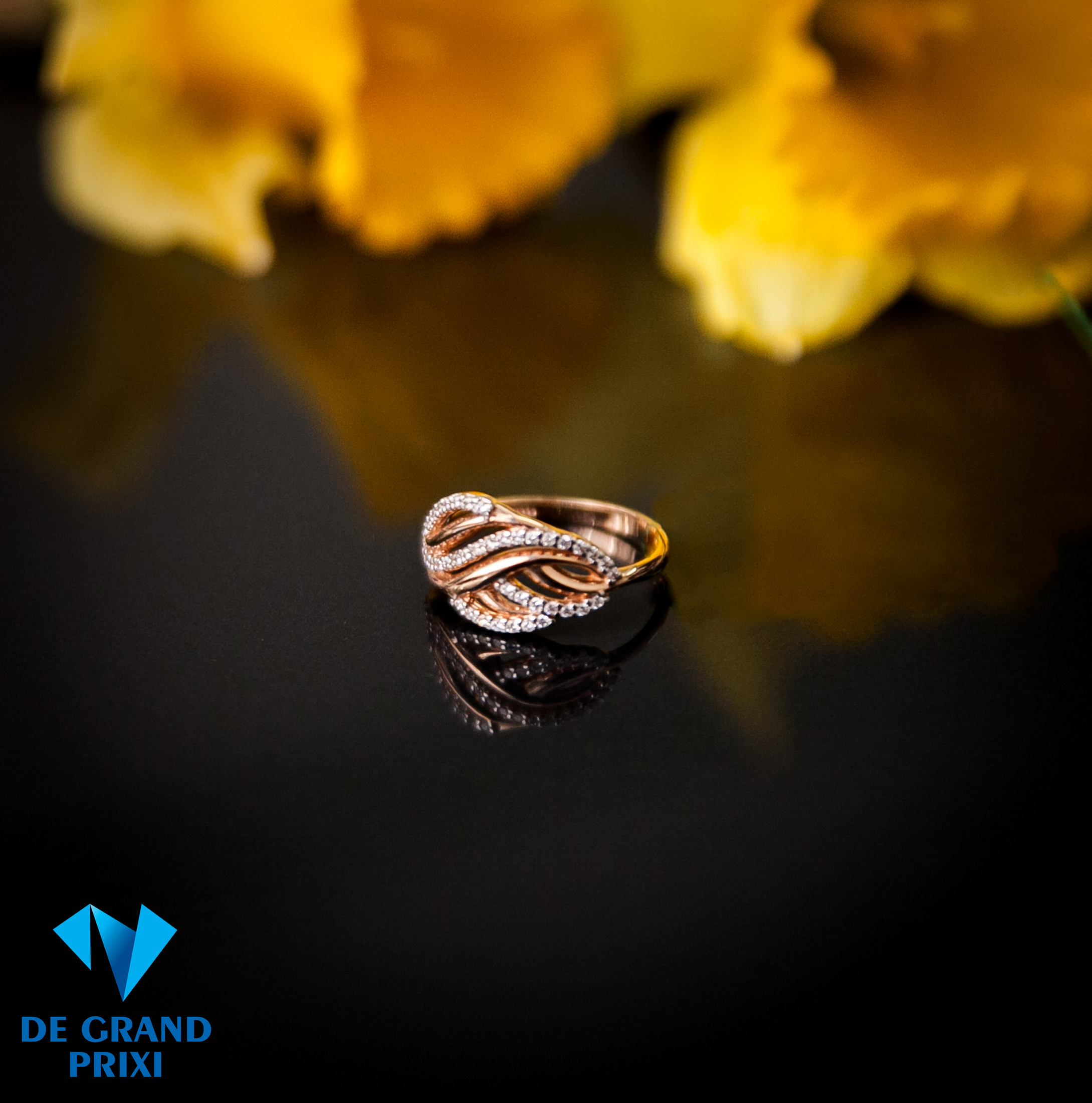 Кольцо золотое с фианитами