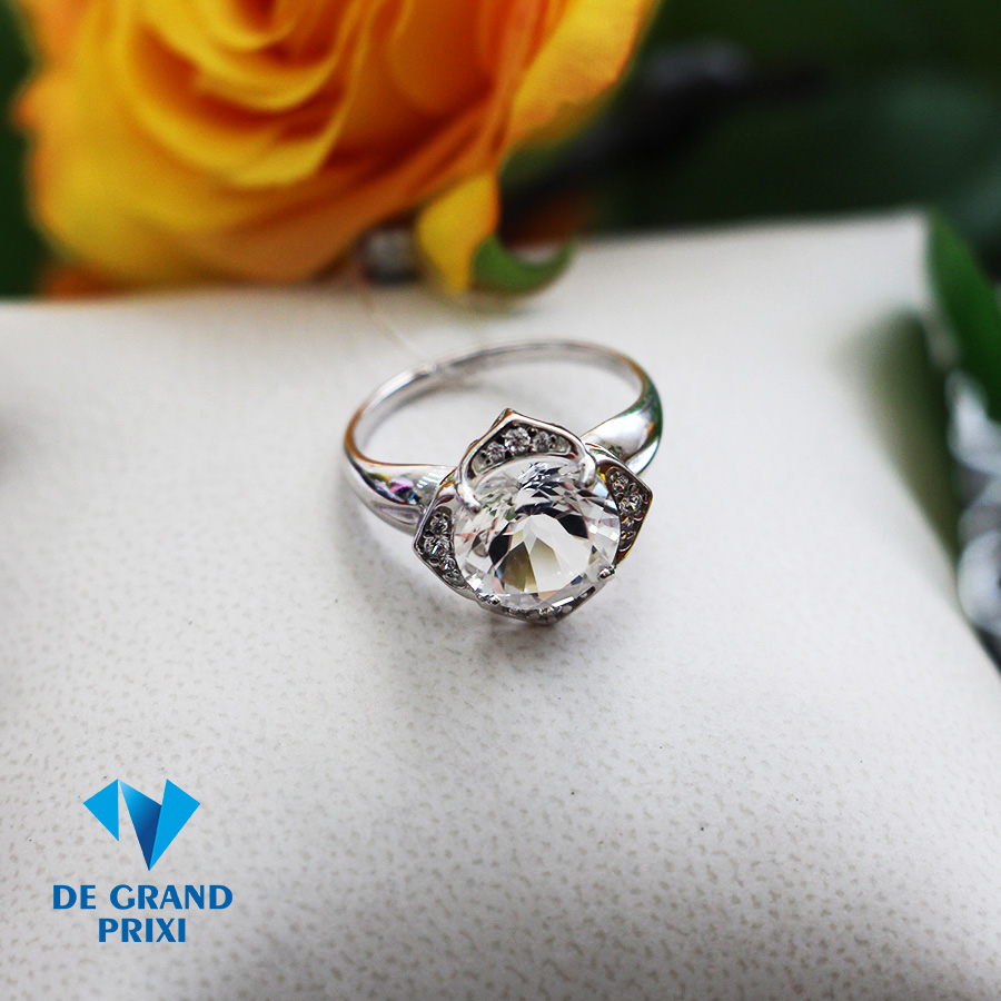 Кольцо серебряное с фианитом Горный хрусталь