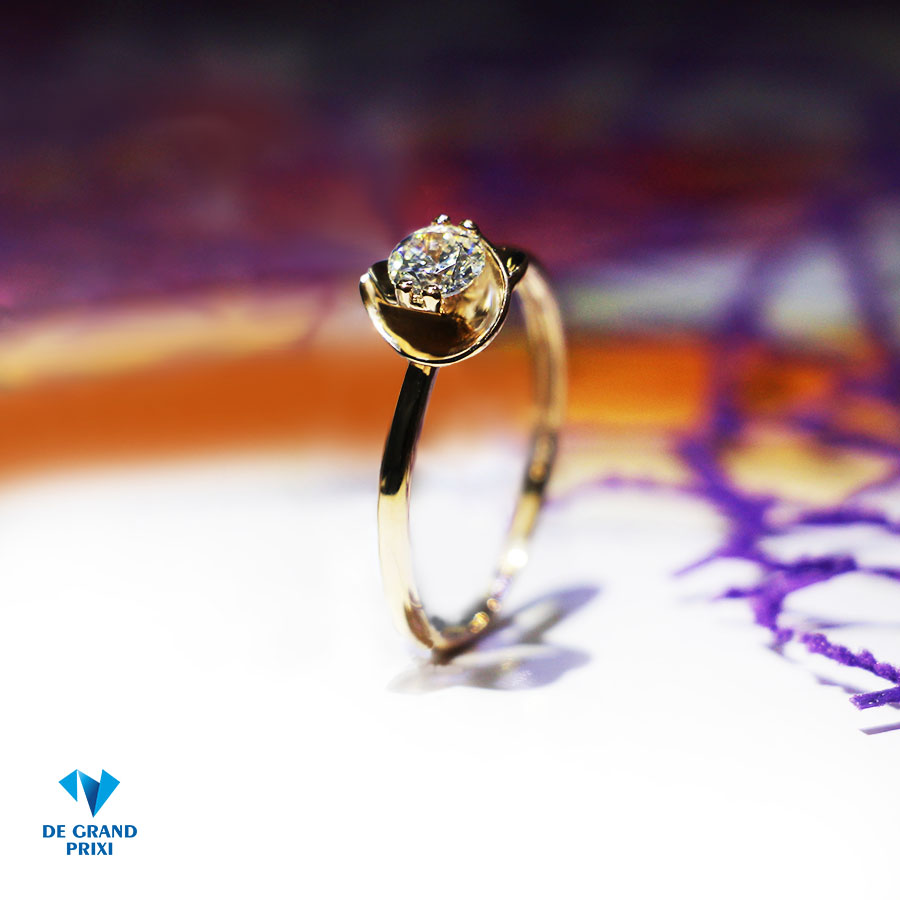 Кольцо золотое с фианитом