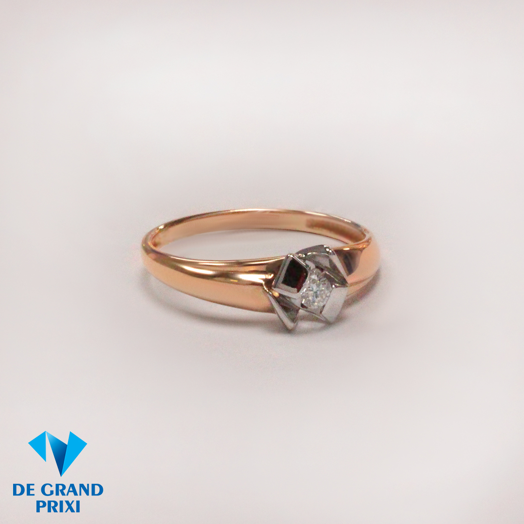 Золотое кольцо с бриллиантом 