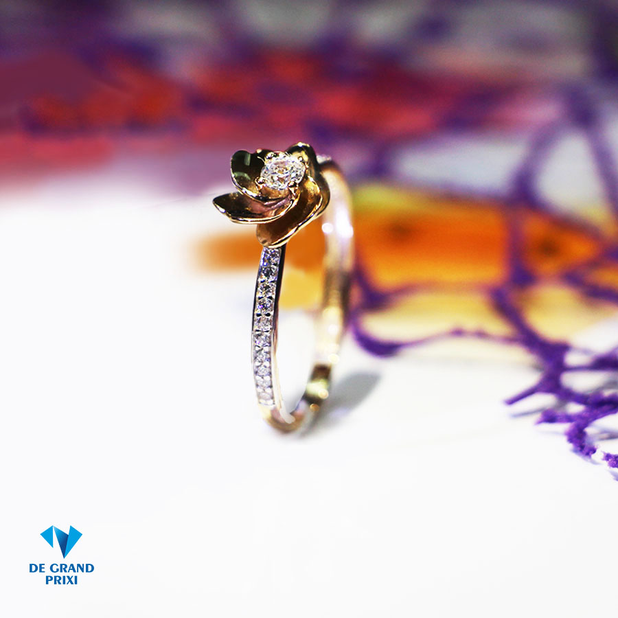 Кольцо золотое с фианитами