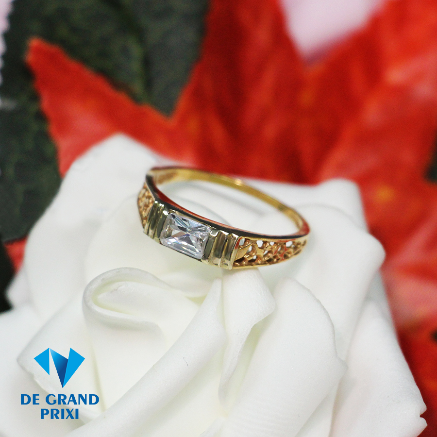 Кольцо золотое с фианитом