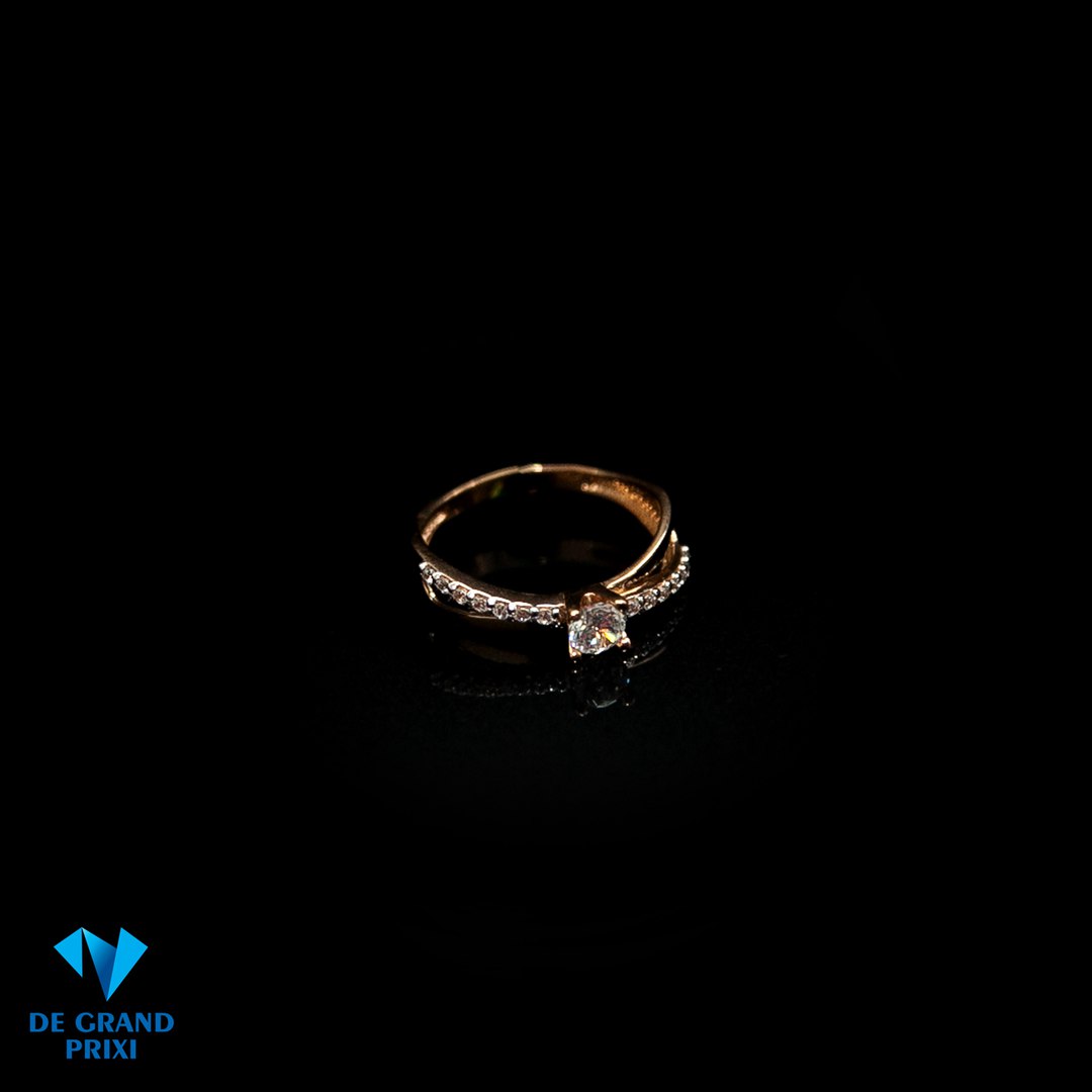 Кольцо золотое с фианитами