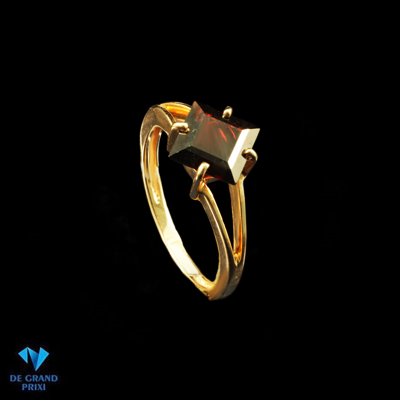 Кольцо золотое с гранатом